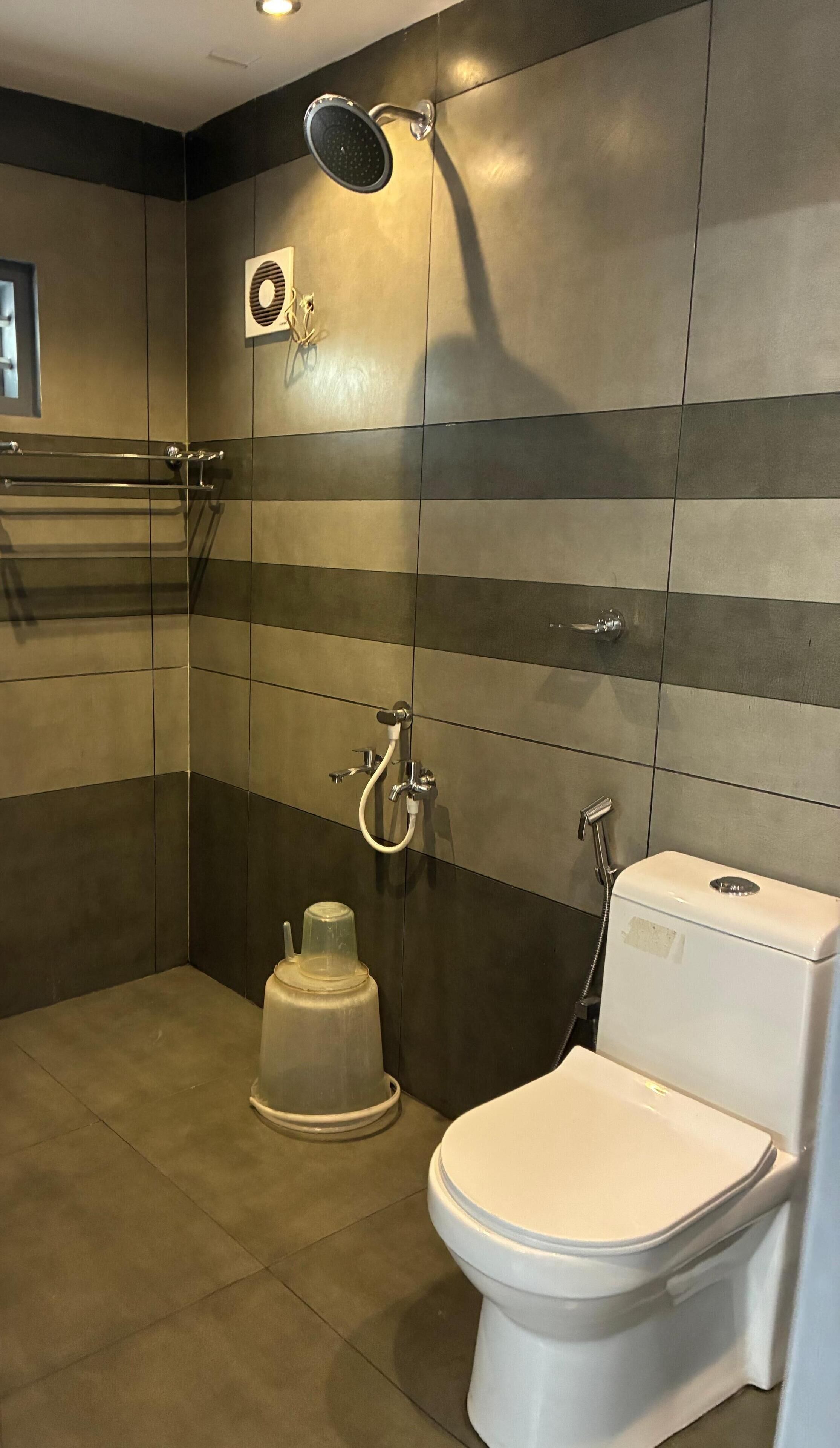 Un bagno moderno con doccia, wc e portasciugamani.