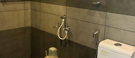 Un bagno moderno con doccia, wc e portasciugamani.