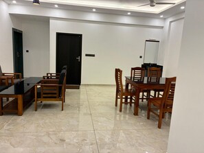 Familien-Suite | Essbereich im Zimmer