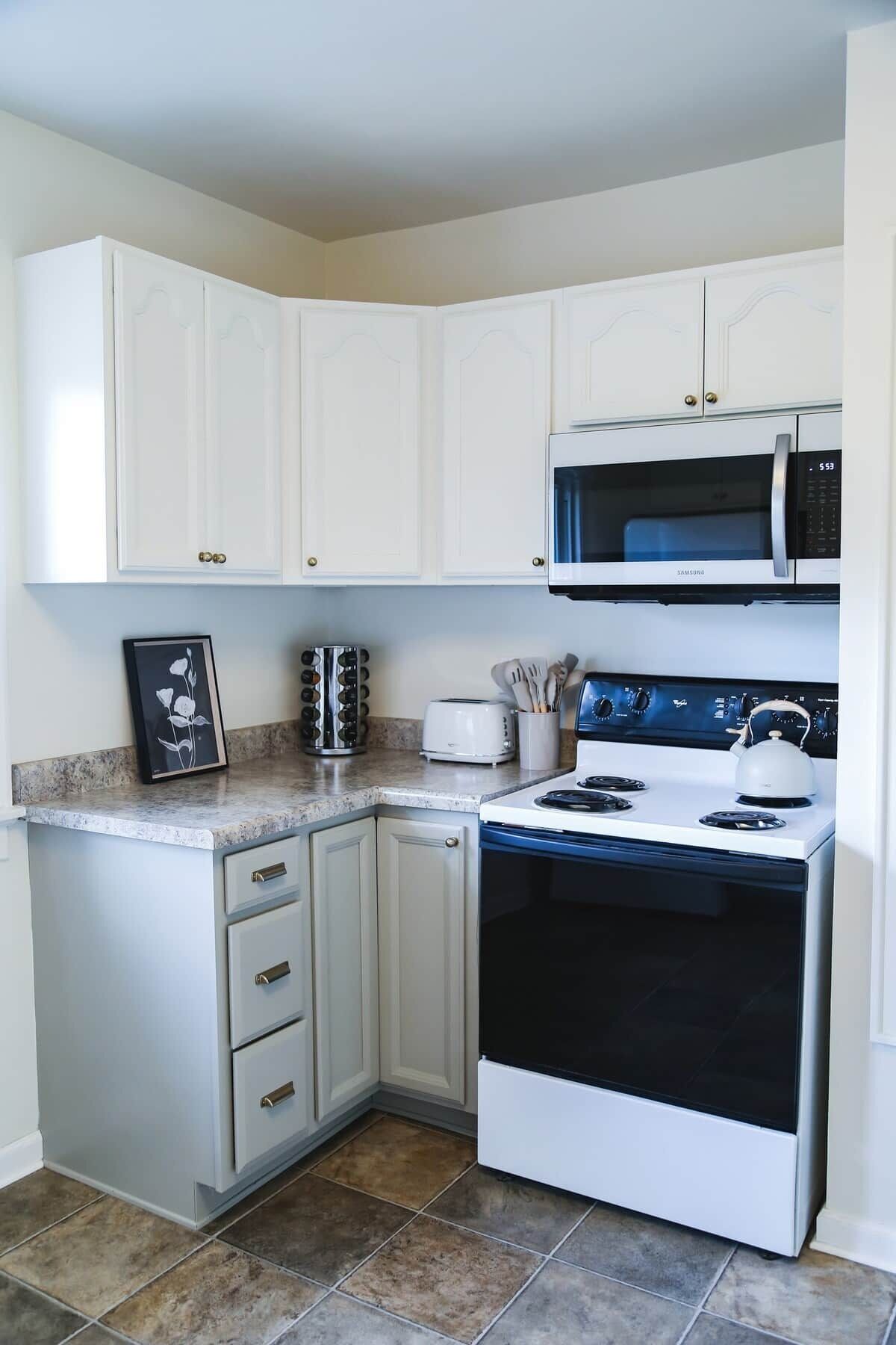 Kylskåp, mikrovågsugn, ugn och spishäll