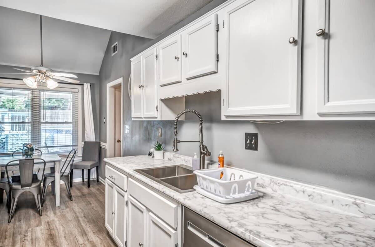 Casa, varias camas, acceso a la alberca, vista al jardín (Crimson Creek Stayhouse) | Cocina privada