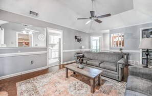 Maison, plusieurs lits, accès piscine, vue jardin (Crimson Creek Stayhouse) | Coin séjour