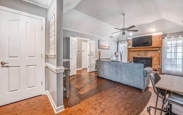 Maison, plusieurs lits, accès piscine, vue jardin (Crimson Creek Stayhouse) | Coin séjour