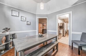 独立别墅, 多张床, 使用泳池, 花园景观 (Crimson Creek Stayhouse) | 用餐