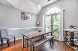 Maison, plusieurs lits, accès piscine, vue jardin (Crimson Creek Stayhouse) | Restauration