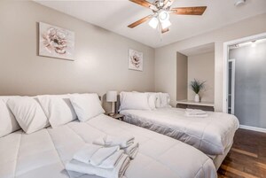 Casa, várias camas, acesso à piscina, vista para o jardim (Crimson Creek Stayhouse) | 3 quartos, roupa de cama