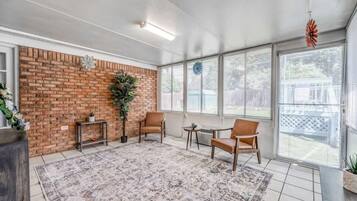 Ferienhaus, Mehrere Betten, Poolzugang, Gartenblick (Crimson Creek Stayhouse) | Innenbereich