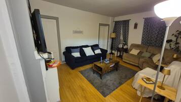 TV connectée, cheminée, jeux vidéo, livres