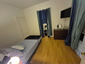 2 slaapkamers, een bureau, een strijkplank/strijkijzer, gratis wifi