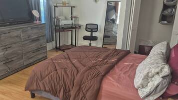 2 slaapkamers, een bureau, een strijkplank/strijkijzer, gratis wifi
