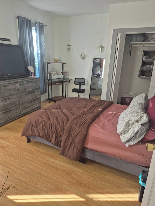 2 bedrooms, desk, iron/ironing board, free WiFi
