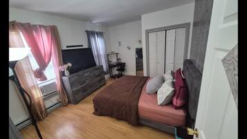 2 bedrooms, desk, iron/ironing board, free WiFi
