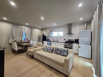 Stylish 5BR Haven near Broadway Theater District