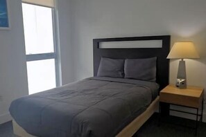 Bureau, fer et planche à repasser, Wi-Fi gratuit, draps fournis