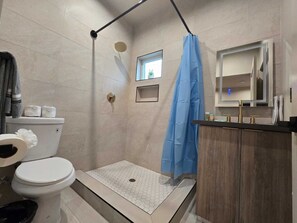 Doccia, asciugacapelli, asciugamani, sapone