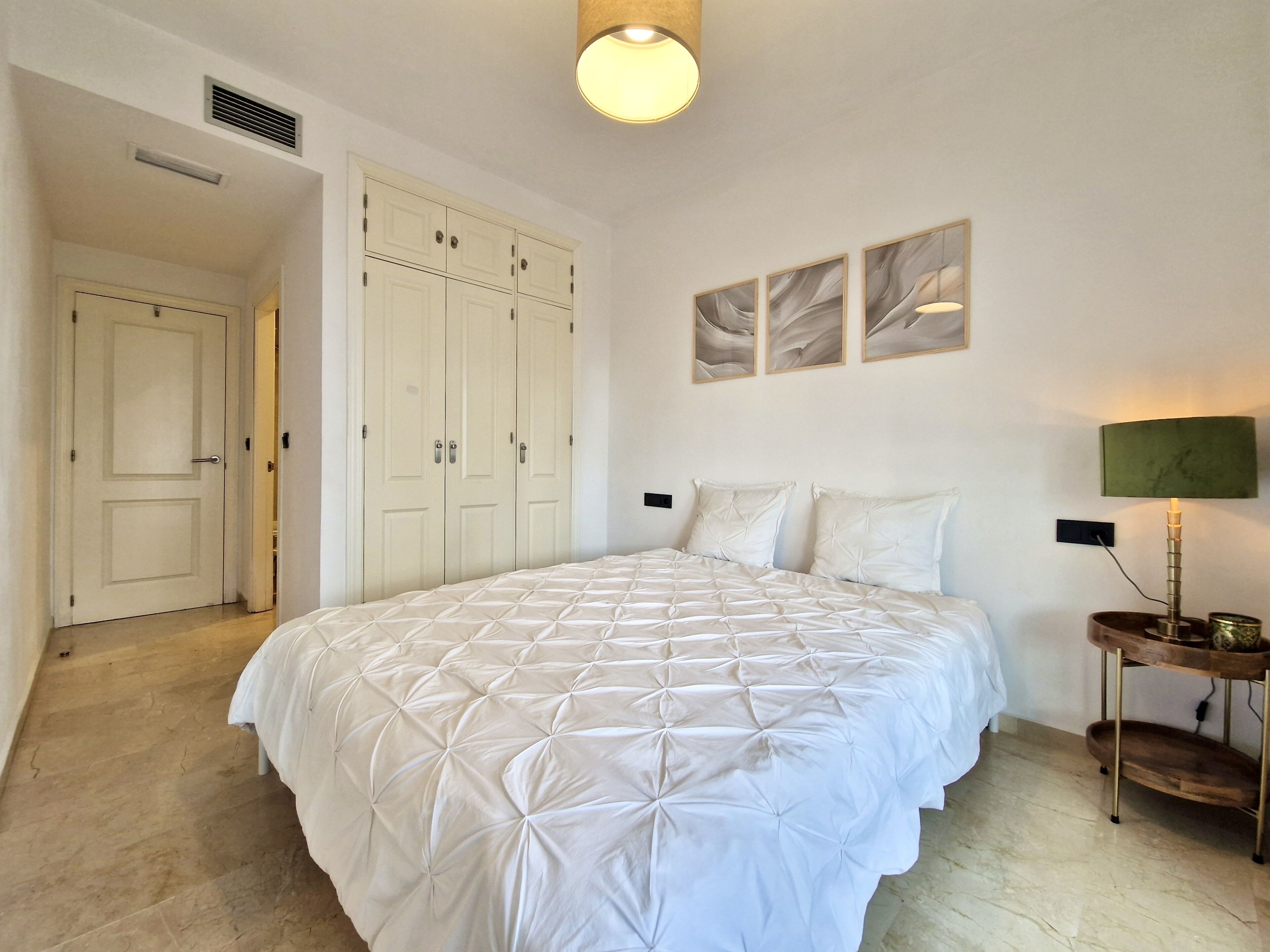 Bureau, fer et planche à repasser, Wi-Fi gratuit, draps fournis