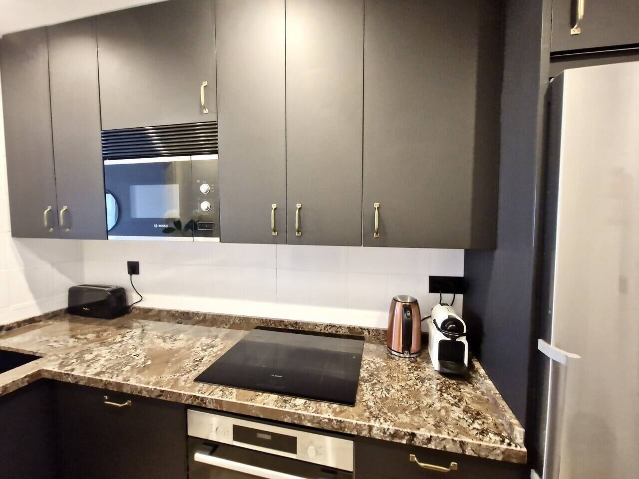 Een koelkast, een magnetron, een oven, een vaatwasser