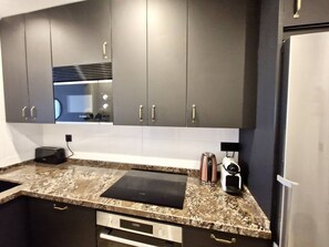 Een koelkast, een magnetron, een oven, een vaatwasser