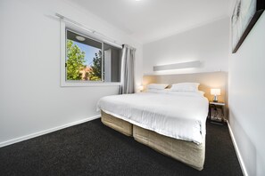 Apartment - Spacious 2-bed Conveniently by Lake Tuggeranong (Canberra)