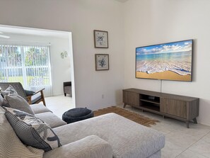 Smart TV - Pet-Friendly 3BR – Relax & Explore Beaches & Golf (Englewood)