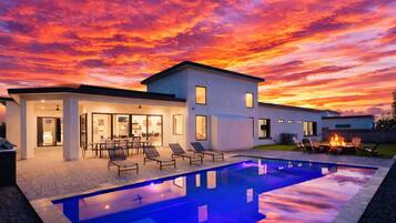 Lämmitetty uima-allas