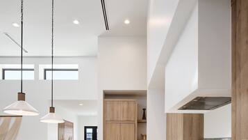 Jääkaappi, mikroaaltouuni, uuni, liesi