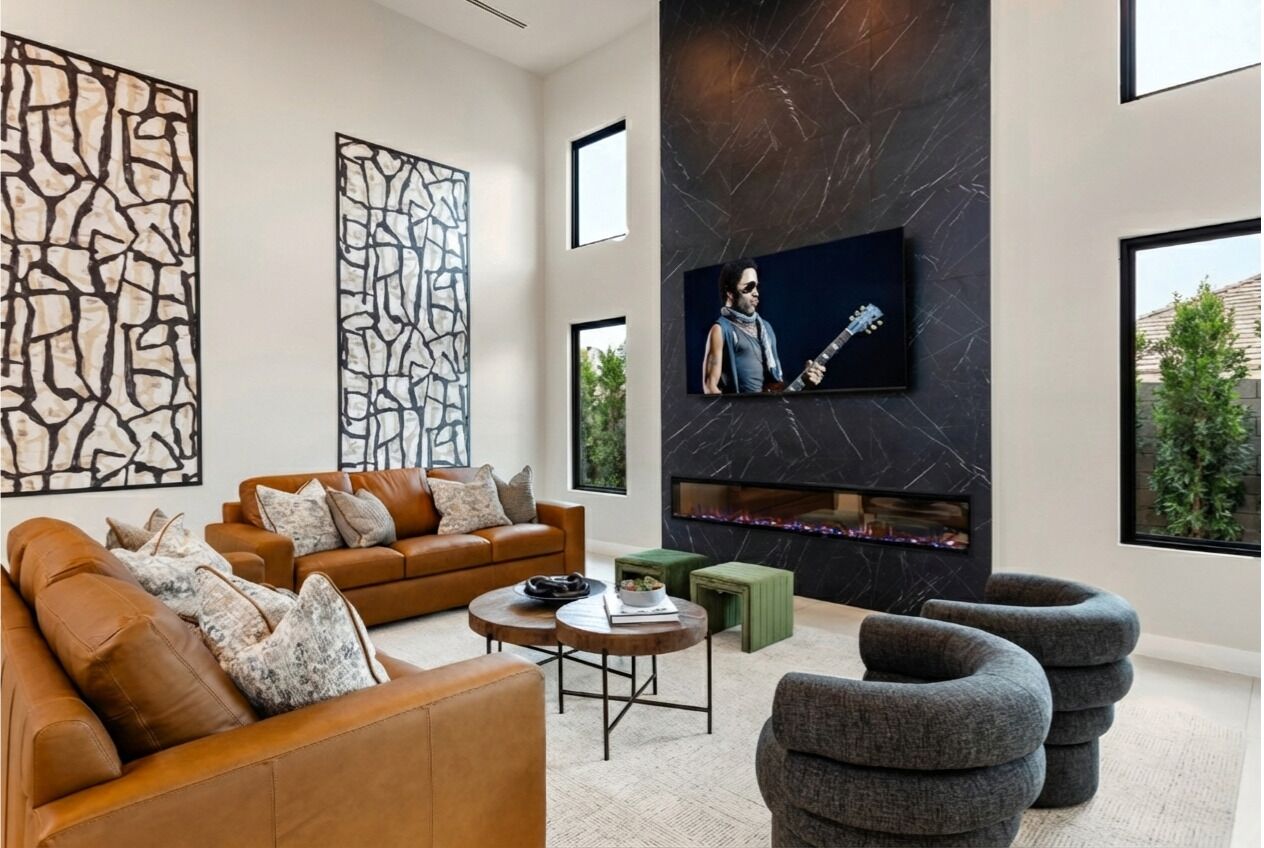 TV connectée, cheminée, livres