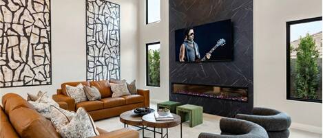 TV connectée, cheminée, livres