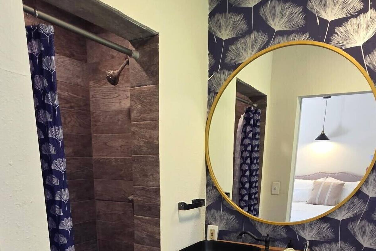 Economy Room | Bathroom | Free toiletries, towels, soap, shampoo