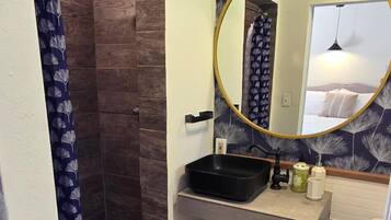 Habitación económica | Baño | Amenidades de baño gratuitas, toallas, jabón, shampoo