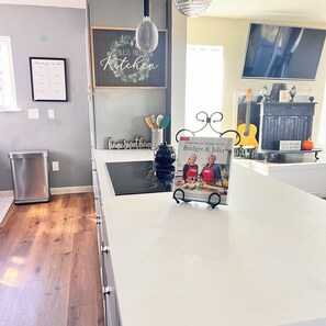 Interior - Hillside cottage with city lights and sunset views.Near Disneyland. (Santa Ana)