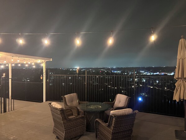 Terrace/patio - Hillside cottage with city lights and sunset views.Near Disneyland. (Santa Ana)