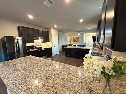 Beautifully Decorated Large Spacious 4 Bedroom House-Centrally Located in Bryan.