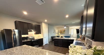 Beautifully Decorated Large Spacious 4 Bedroom House-Centrally Located in Bryan.