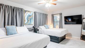 1 slaapkamer, een strijkplank/strijkijzer, beddengoed