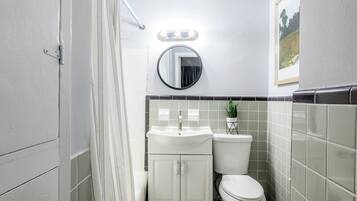 Milieuvriendelijke toiletartikelen, een haardroger, handdoeken, zeep