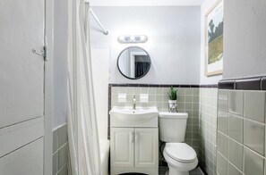 Milieuvriendelijke toiletartikelen, een haardroger, handdoeken, zeep