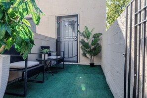 Terrace/patio - 1BR Montrose Fargo Flat Downtown, Medical Center (Houston)