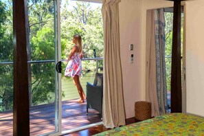 3 bedrooms, iron/ironing board, WiFi, bed sheets - River Hideaway * 10 mins walk to Margs downtown * Japanese Deep Soaking Bath (Margaret River)