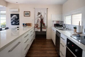 Microwave, oven, stovetop, dishwasher - River Hideaway * 10 mins walk to Margs downtown * Japanese Deep Soaking Bath (Margaret River)