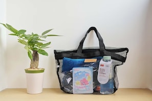 A potted plant and a mesh tote bag with items inside. - Tiaohai Living Youth Hotel (Shenzhen)