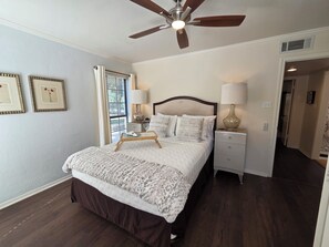 Nhà Cao cấp, ban công, quang cảnh hồ bơi | Bàn, khu vực làm việc phù hợp cho laptop, bàn ủi/dụng cụ ủi quần áo 