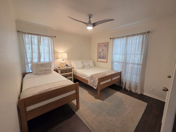 Rumah Mewah, balkon, pemandangan kolam renang | Meja kerja, ruang kerja ramah laptop, dan setrika/meja setrika