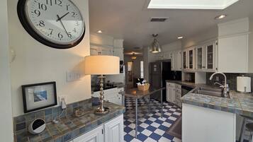 Lemari es besar, microwave, oven, dan kompor