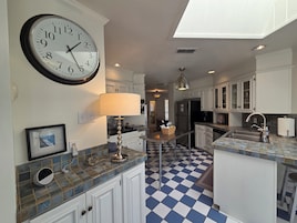 Refrigerador con freezer, microondas, horno, placa de cocina