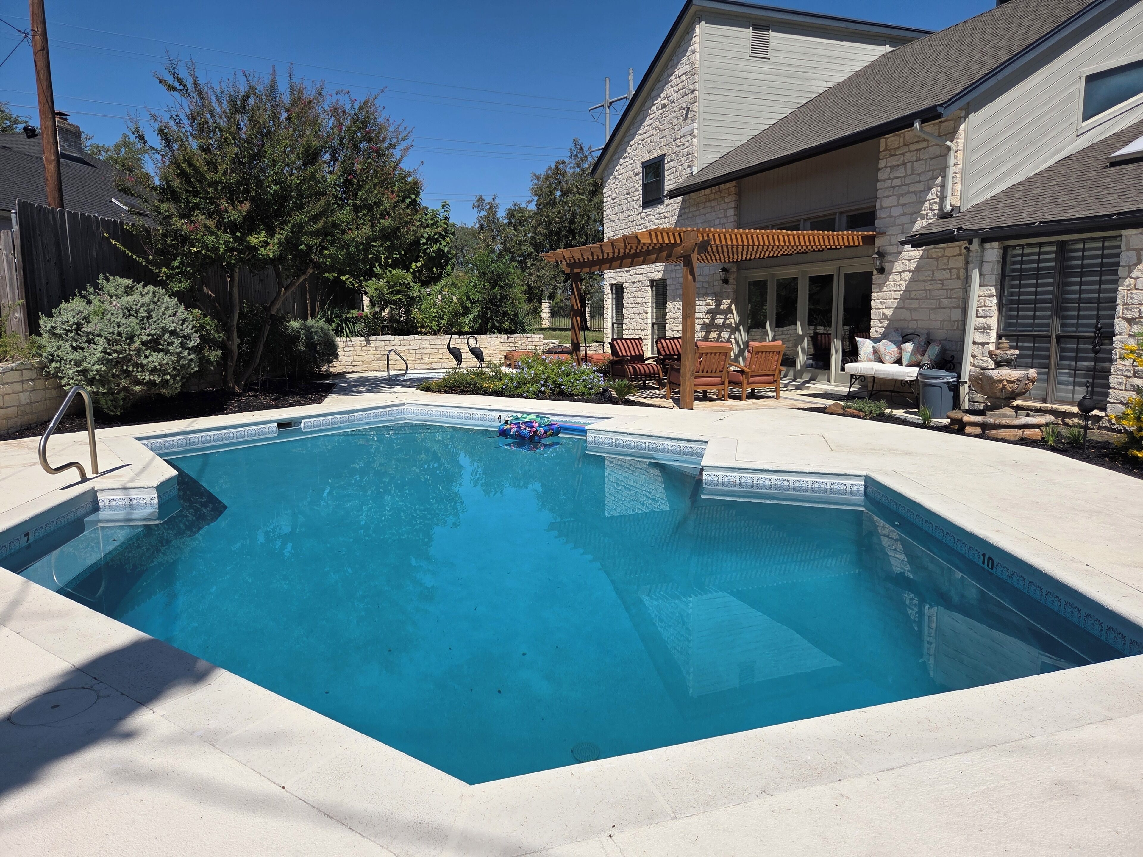 8 outdoor pools, sun loungers