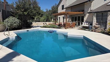 8 個室外泳池;躺椅