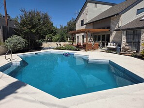 8 室外游泳池，日光浴躺椅