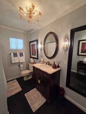 奢华独立别墅, 阳台, 泳池景观 | 浴室 | 独立的浴缸和淋浴、吹风机、毛巾、肥皂