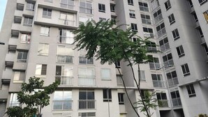 A high-rise residential building with multiple balconies and a playground area in the foreground. - Spectacular Apartment in downtown Cali (Cali)
